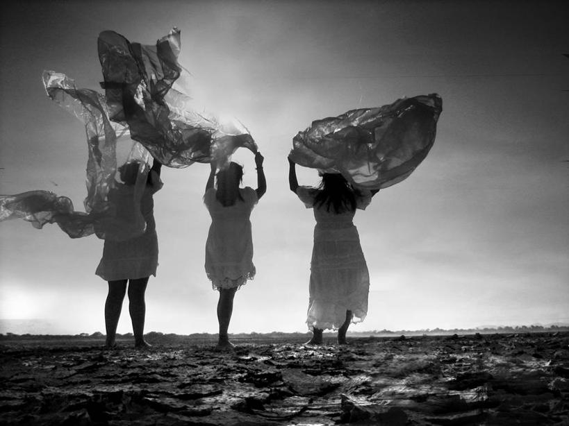 成年人,三个人,站,举,横图,黑白,室外,白天,自由,风,墨西哥,地平线,辽阔,地面,挥手,拿着,休闲装,背面,衣服,天空,自然,托,广阔,摄影,一望无际,拉丁美洲,延伸,天地相交,哈利斯科州,无边无际,一马平川,无忧无虑,举起,举手,举着,向上举,向上伸,向上托