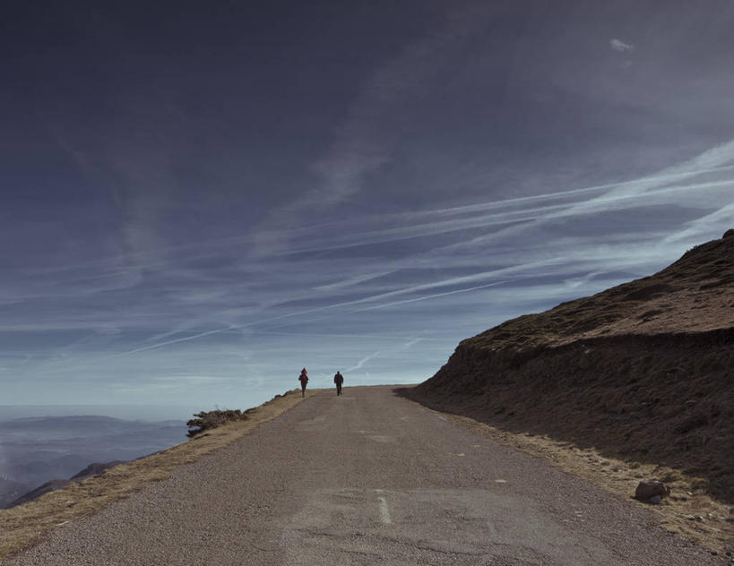 两个人,横图,室外,白天,山,西班牙,巴塞罗那,朦胧,模糊,路标,地形,山路,天空,自然,摄影,剪影,冒险,步行,爬山,彩图