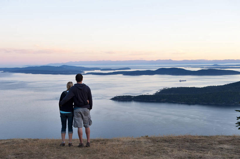 西方人,成年人,中年人,两个人,站,横图,室外,海洋,美景,欧洲,加拿大,欧洲人,景观,休闲装,背面,天空,自然,黄昏,思考,景色,搭,摄影,宁静,搭着,自然风光,海湾群岛,大不列颠哥伦比亚,异性恋,中年男性,中年女性,白种人,彩图,伴侣