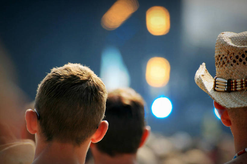 成年人,头,三个人,横图,室外,白天,帽子,英国,庆祝,休闲装,背面,人体,摄影,照亮,怀特岛,头部,休闲活动,彩图