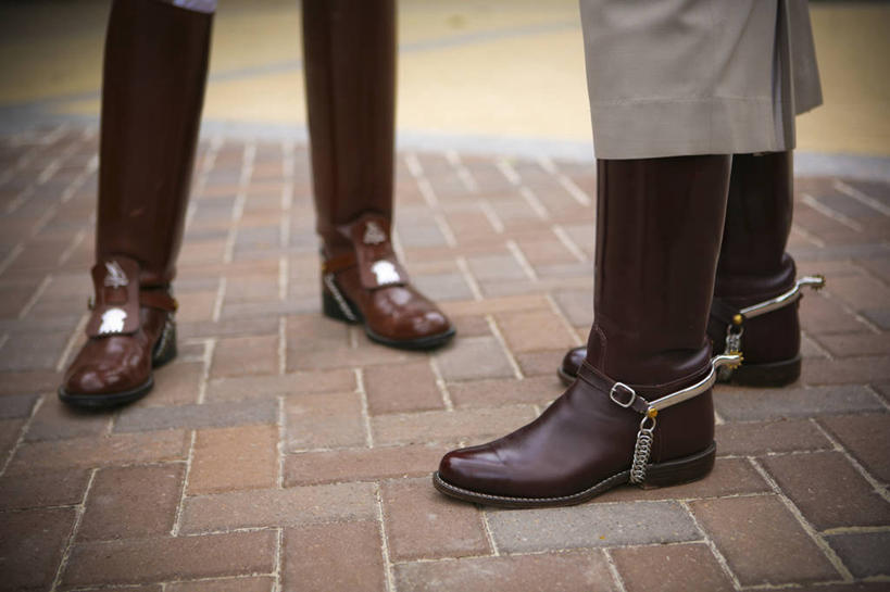 成年人,腿,两个人,站,横图,室外,白天,美国,人行道,人体,摄影,保护,四肢,彩图,军校学员