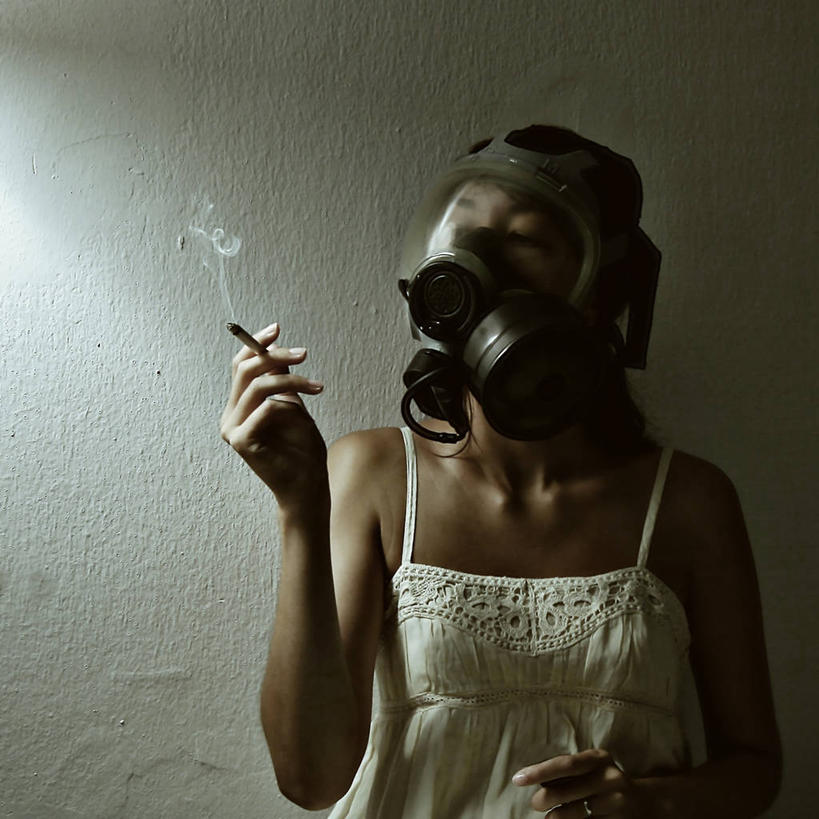 成年人,脸,头,脸颊,一个人,站,方图,室内,正面,香烟,西班牙,仅一个年轻女性,仅一个女性,仅一个人,拿着,休闲装,肩膀,靠,靠着,烟,个性,摄影,保护,上瘾,防毒面罩,年轻女性,女人,女性,年轻人,头部,脸部,脸蛋,面部,彩图,朝鲜族