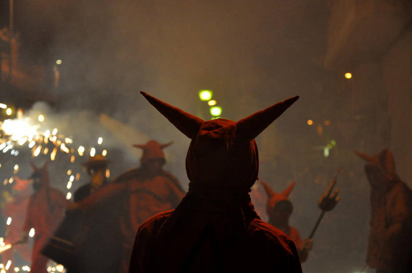 站,横图,室外,夜晚,民族服装,爆炸,火,西班牙,喷,服装,朦胧,模糊,庆祝,古典,热,拿着,文化,传统,衣服,焰火,摄影,服饰,古装,照亮,恶魔,韵味,巴伦西亚省,彩图,传统服装,民俗服,舞蹈,传统文化