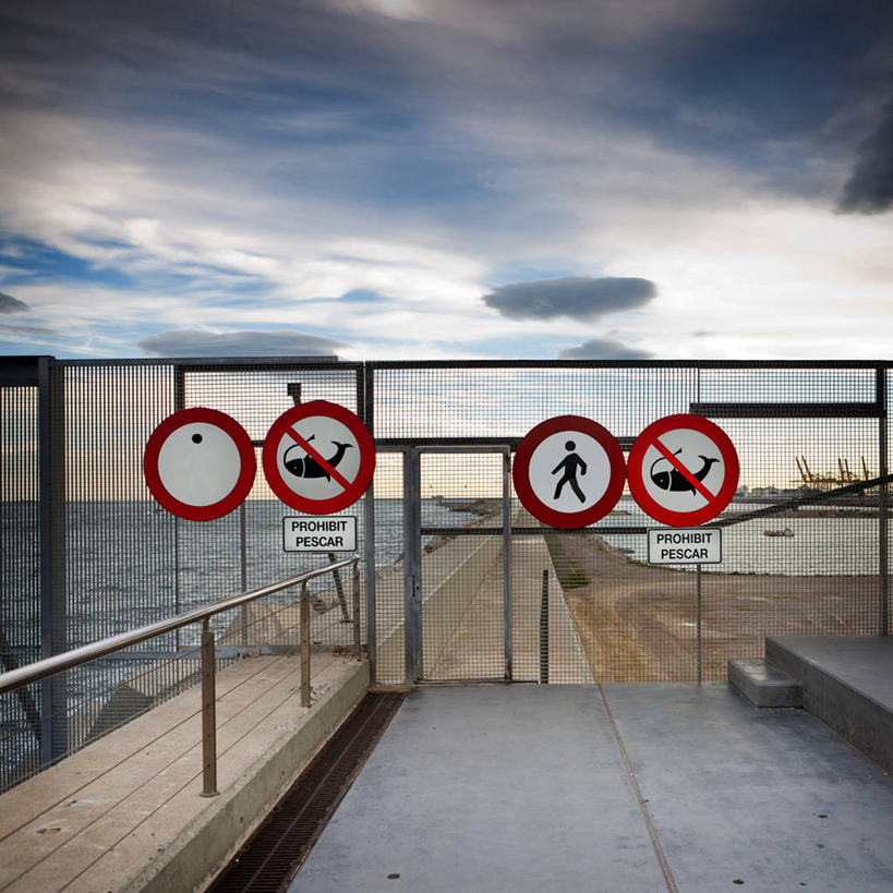 无人,方图,室外,白天,垂钓,通讯,海洋,指示牌,西班牙,巴塞罗那,停靠,标志,文字,篱笆,云,警告,标识,警示,摄影,指导,英文字母,禁止,提醒,提示,停泊,限制,警告标志,危险,海滩,彩图,钓鱼,垂纶,巴塞罗那省