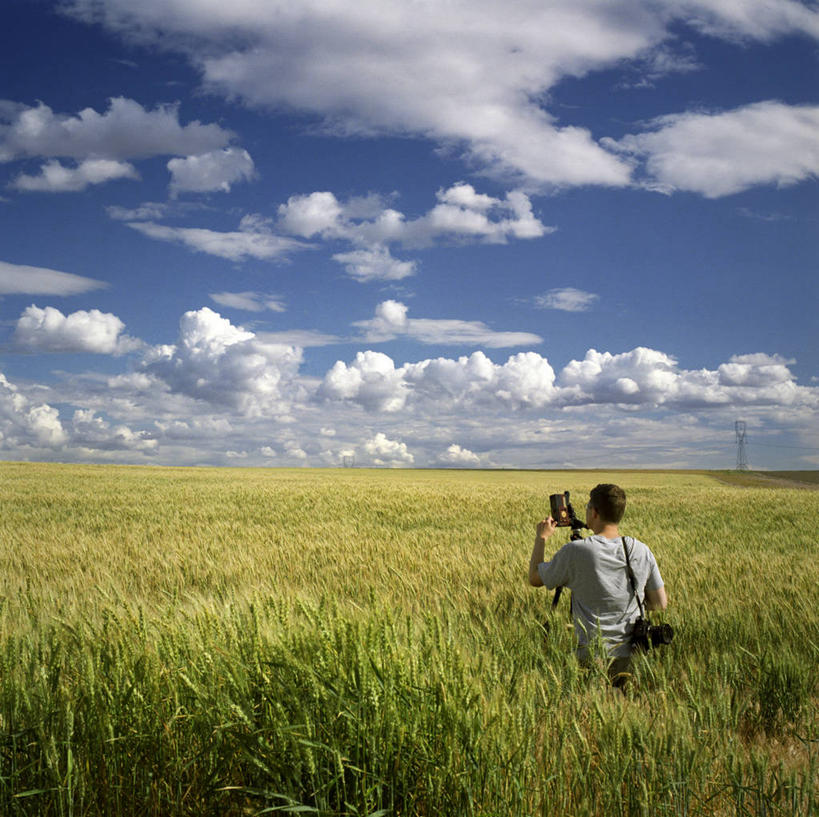 西方人,成年人,中年人,一个人,站,横图,室外,白天,农业,小麦,美景,相机,欧洲,美国,欧洲人,仅一个男性,仅一个人,仅一个中年男性,地平线,地形,景观,田地,云,辽阔,地面,拿着,休闲装,背面,自然,广阔,景色,摄影,生长,一望无际,自然风光,延伸,帕卢斯,天地相交,无边无际,一马平川,男人,男性,中年男性,白种人,半身,彩图