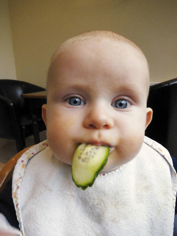 点心,面包,西方人,婴儿,儿童,脸,头,眼睛,脸颊,眉毛,睫毛,一个人,坐,竖图,室内,特写,正面,婴儿服装,纯洁,黄瓜,英国,欧洲,欧洲人,瞳孔,仅一个人,切开,食品,面点,围兜,吐司,饮食,肩膀,食物,糕点,小孩,餐巾,切,可爱,童年,眼部,摄影,活泼,法式面包,叼着,宝宝,肖像,剖面,吐司面包,纯真,烂漫,无邪,切面,口水巾,食饭兜,婴儿围脖,婴儿围兜,婴儿食品,伶俐,天真,白种人,孩子,头部,睫,脸部,脸蛋,眉,面部,眼,眼睫毛,眼眉,彩图,多士,听型面包,眼眉毛