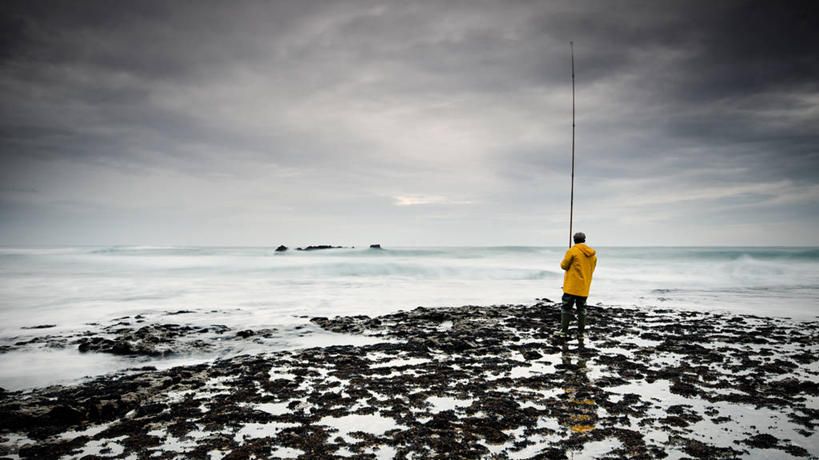 成年人,一个人,渔夫,站,横图,室外,海洋,暴风雨,葡萄牙,仅一个男性,服装,乌云,天气,拿着,休闲装,背面,衣服,黄色,自然,休闲,休闲服,连帽衫,摄影,服饰,帽衫,彩图,钓鱼,独处