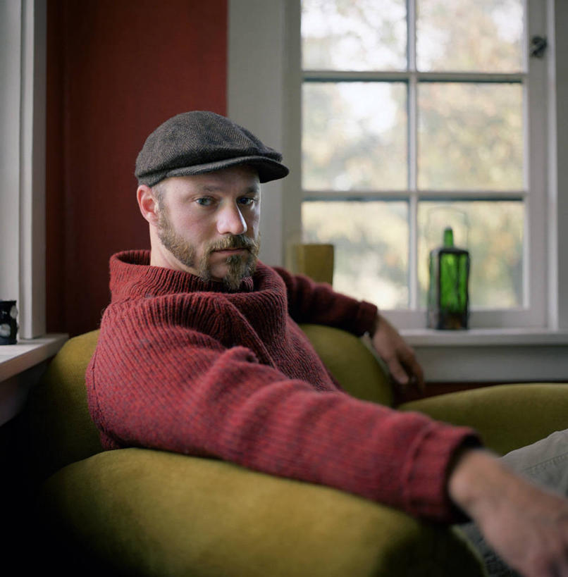 成年人,中年人,胡须,一个人,坐,躺,竖图,室内,白天,侧面,信心,窗户,沙发,美国,仅一个男性,仅一个人,仅一个中年男性,休闲装,放松,个性,摄影,肖像,俄勒冈州,波特兰,卧着,男人,男性,中年男性,胡子,络腮胡,小胡子,躺着,卧,半身,彩图,软帽