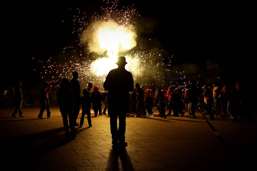 站,横图,室外,夜晚,火,西班牙,巴塞罗那,朦胧,模糊,庆祝,火焰,许多人,一群人,乐趣,摄影,享乐,剪影,彩图,传统节日