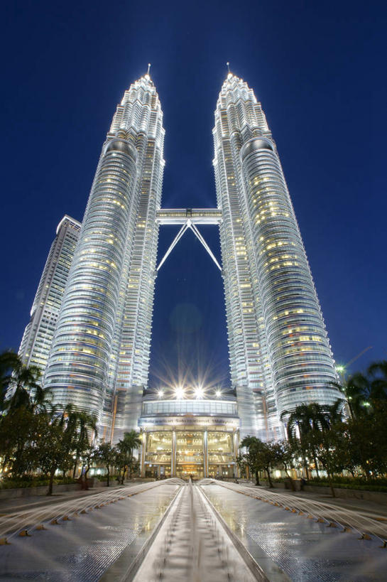无人,竖图,室外,夜晚,仰视,城市,建筑,摩天大楼,喷泉,马来西亚,亚洲,首都,树,摄影,东南亚,照亮,双子塔,万里无云,吉隆坡,双子星塔,吉隆坡石油双塔,吉隆坡双子星塔,佩重纳斯大厦,马来西亚联邦,雪兰莪州,彩图,低角度拍摄,双峰塔,马来文化
