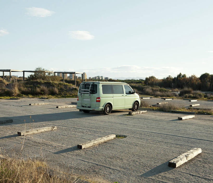 无人,停车场,横图,室外,白天,西班牙,云,面包车,草,停车,天空,运输,摄影,宁静,圆木,巴伦西亚省,彩图