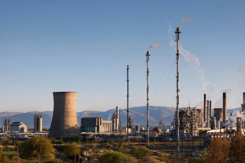 无人,工厂,横图,室外,化工厂,烟囱,山脉,建筑,英国,苏格兰,烟,工业,摄影,能源,环境,石油工业,冷却塔,万里无云,彩图,制造厂,生产工厂