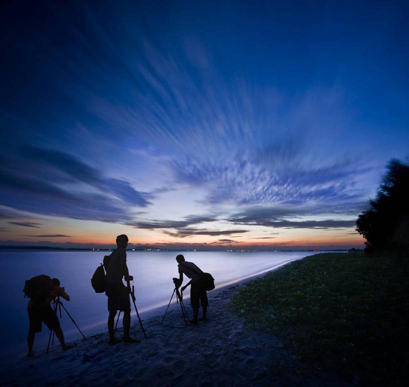 成年人,三个人,站,横图,室外,度假,海洋,相机,新加坡,弯腰,准备,云,黎明,拿着,风景,自然,摄影,早晨,三脚架,剪影,背包客,海滩,彩图,新加坡樟宜机场