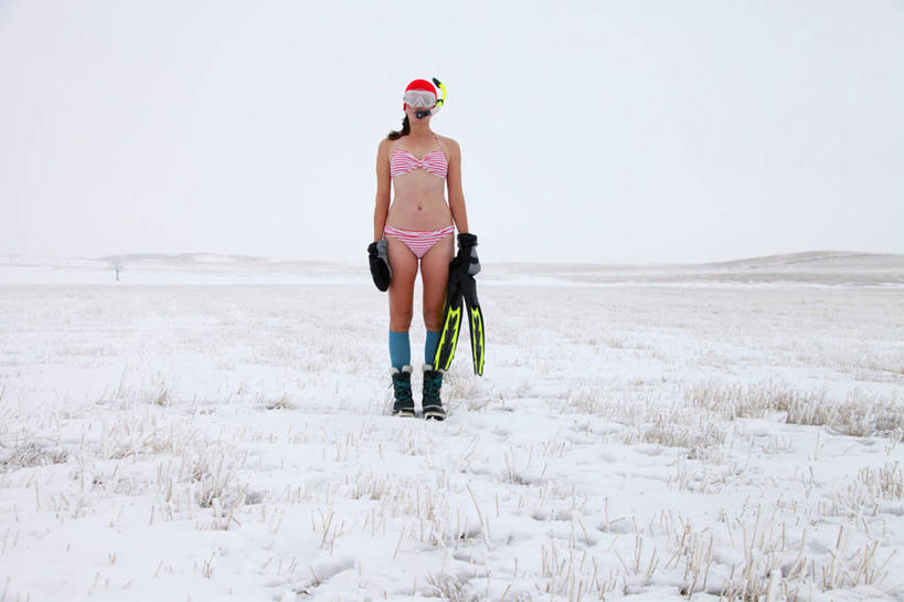 西方人,成年人,中年人,老年人,一个人,站,横图,室外,白天,正面,比基尼,帽子,欧洲,加拿大,欧洲人,仅一个女性,仅一个人,条纹,潜水镜,地平线,天气,仅一个中年女性,寒冷,摄影,保护,脚蹼,呼吸管,连指手套,万里无云,卡尔加里,亚伯达,冒险,女人,女性,中年女性,白种人,休闲活动,彩图