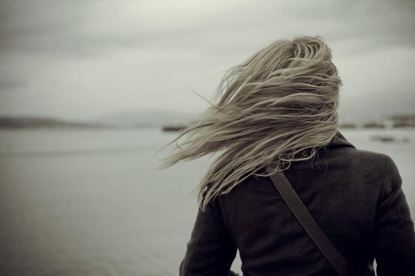 西方人,成年人,中年人,头发,一个人,站,横图,室外,特写,白天,度假,寂寞,海洋,风,西班牙,欧洲,欧洲人,仅一个女性,仅一个人,挎包,休闲装,背面,自然,仅一个中年女性,金色,摄影,宁静,写实,女人,女性,中年女性,白种人,海滩,彩图,乱发