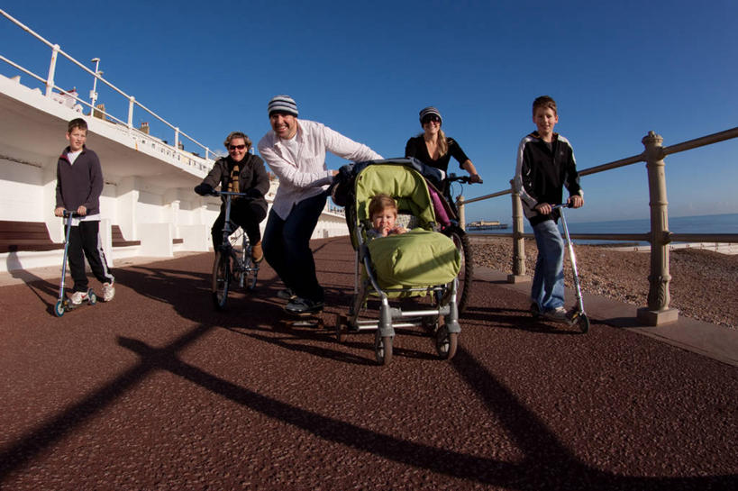 西方人,婴儿,儿童,成年人,中年人,老年人,脸,头,脸颊,家庭,母亲,父亲,祖母,微笑,横图,室外,白天,正面,满意,幸福,纯洁,滑冰,道路,路,自行车,帽子,英国,欧洲,欧洲人,小路,三轮车,交通,拿着,休闲装,英格兰,肩膀,车,脚踏车,婴儿车,小孩,骑,太阳镜,围巾,交通工具,骑车,可爱,乐趣,童年,童趣,运输,摄影,活泼,享乐,西欧,载具,宝宝,大不列颠,童真,纯真,烂漫,无邪,大不列颠及北爱尔兰联合王国,万里无云,大不列颠及爱尔兰联合王国,编织帽,萨塞克斯,萨塞克斯郡,苏塞克斯,东萨塞克斯郡,黑斯廷斯,伶俐,天真,老年男性,老年女性,男孩,男性,女性,中年女性,白种人,孩子,头部,脸部,脸蛋,面部,彩图,大不列颠王国,大英帝国,联合王国,日不落帝国