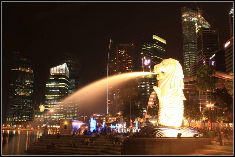 横图,室外,夜晚,度假,美景,水,城市风光,城市,建筑,摩天大楼,喷泉,新加坡,喷,景观,首都,娱乐,现代,天空,享受,休闲,景色,放松,摄影,照亮,狮头鱼尾像,彩图