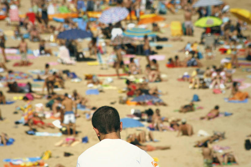 成年人,脸,头,脸颊,一个人,坐,横图,室外,白天,度假,西班牙,仅一个男性,伞,雨伞,遮阳伞,休闲装,阳伞,肩膀,背面,自然,思考,放松,摄影,太阳伞,沙滩垫,头部,脸部,脸蛋,面部,海滩,休闲活动,彩图,独处