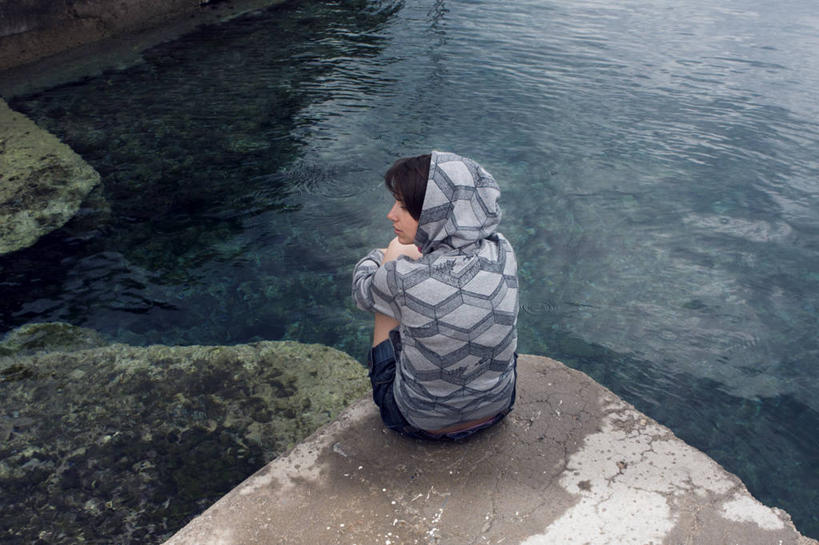 西方人,成年人,一个人,码头,坐,横图,俯视,室外,白天,海洋,港口,欧洲,克罗地亚,欧洲人,仅一个年轻女性,仅一个女性,仅一个人,服装,反射,天气,休闲装,衣服,自然,休闲,思考,休闲服,连帽衫,放松,摄影,服饰,抱膝,帽衫,科尔丘拉,年轻女性,女人,女性,白种人,年轻人,岩石,屈膝,彩图,高角度拍摄,摆渡口,埠头,渡口,渡头,港湾,海港,货运码头,口岸,商港,独处