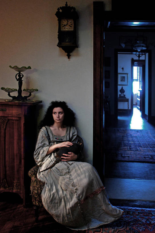 西方人,成年人,一个人,坐,竖图,室内,白天,正面,意大利,欧洲,欧洲人,仅一个年轻女性,仅一个女性,仅一个人,走廊,古典,休闲装,思考,放松,摄影,犰狳,卡拉布里亚,年轻女性,女人,女性,白种人,年轻人,钟,盘着腿坐,彩图