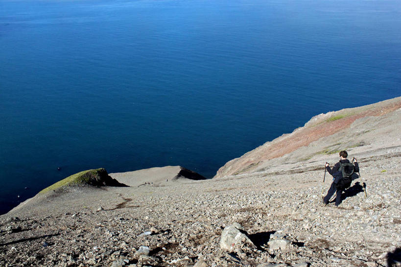 成年人,中年人,一个人,横图,俯视,室外,白天,旅游,度假,探险,海洋,冰岛,仅一个男性,仅一个人,仅一个中年男性,拿着,娱乐,自然,享受,休闲,放松,摄影,宁静,背包客,登山杖,下移,冒险,男人,男性,中年男性,休闲活动,彩图,高角度拍摄,独处