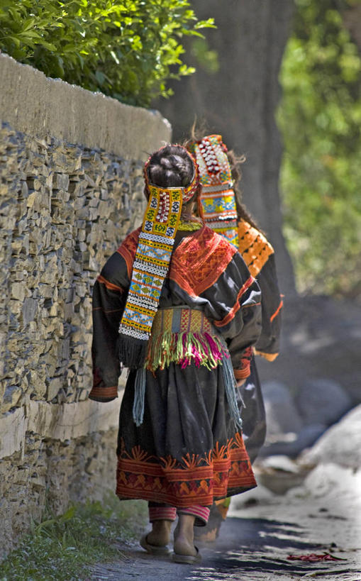 成年人,两个人,竖图,室外,白天,巴基斯坦,围墙,树,背面,自然,摄影,步行,彩图,传统服装