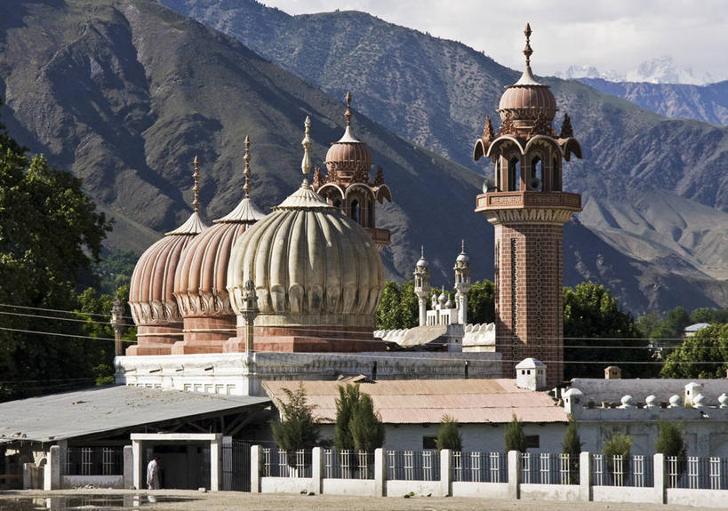 横图,室外,白天,山,山脉,建筑,巴基斯坦,树,天空,摄影,宗教,伊斯兰教,圆顶建筑,清真寺,奇特拉尔,彩图