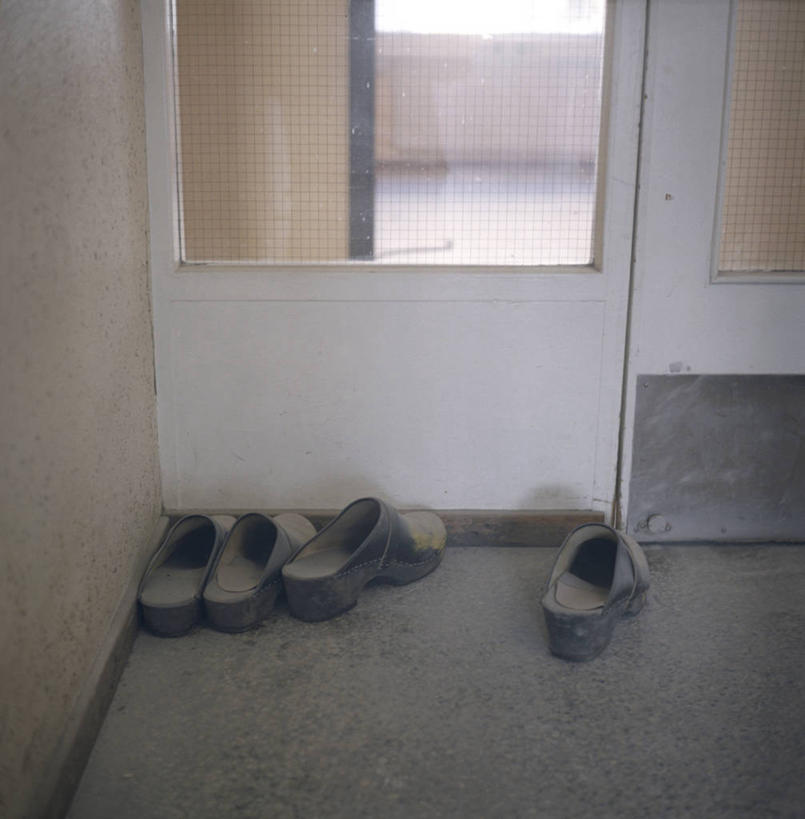 无人,竖图,室内,白天,门,瑞典,首都,一对,摄影,木底鞋,简单,彩图