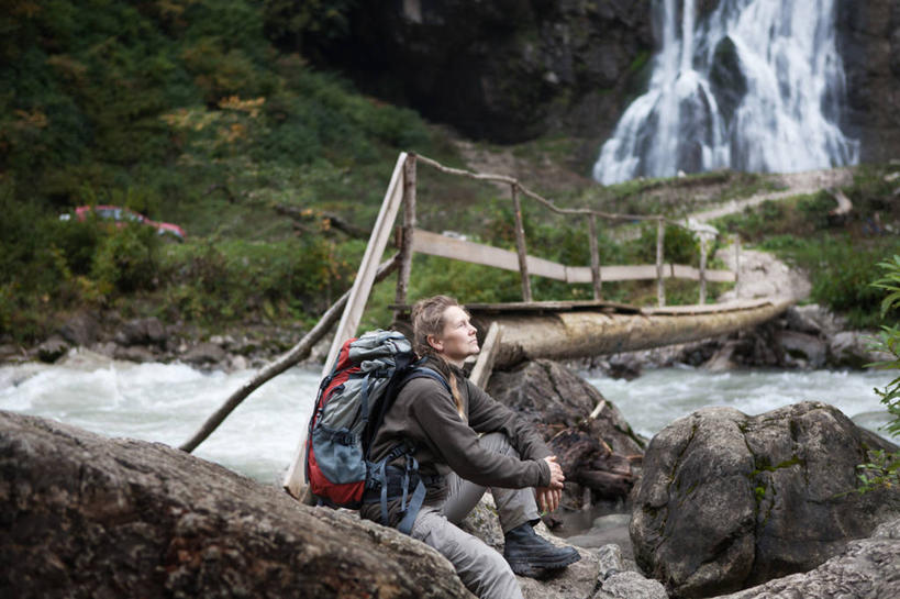 西方人,成年人,中年人,老年人,一个人,坐,横图,室外,白天,侧面,度假,河流,美景,瀑布,山,欧洲,俄罗斯,欧洲人,仅一个女性,仅一个人,行人,游客,游人,景观,桥,联系,路人,旅客,自然,仅一个中年女性,思考,景色,放松,摄影,宁静,自然风光,背包客,过客,女人,女性,中年女性,白种人,休闲活动,彩图,俄罗斯人