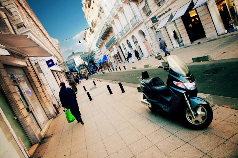 横图,室外,白天,建筑,摩托车,法国,小路,车,交通工具,运输,摄影,停止,载具,暂停,停滞,波尔多,步行,彩图