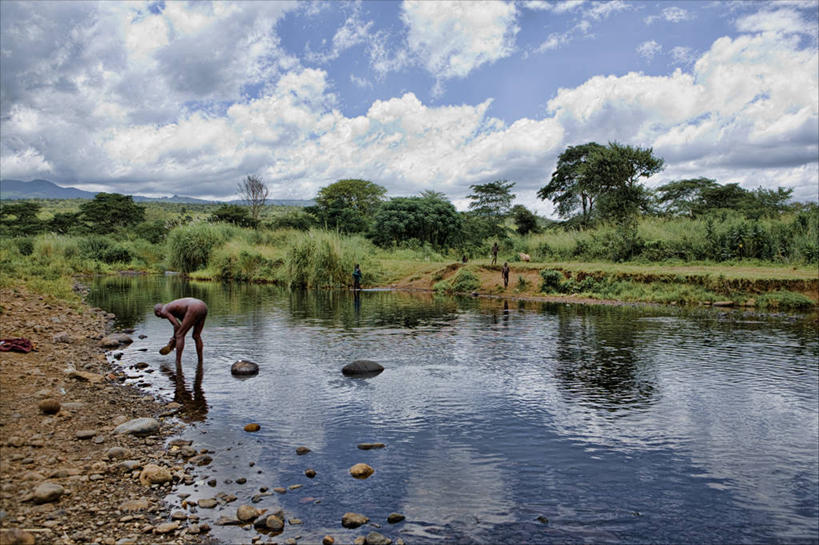 成年人,裸体,一个人,横图,室外,白天,河流,水,植物,埃塞俄比亚,仅一个男性,弯腰,反射,云,树,天空,自然,摄影,彩图,例行公事
