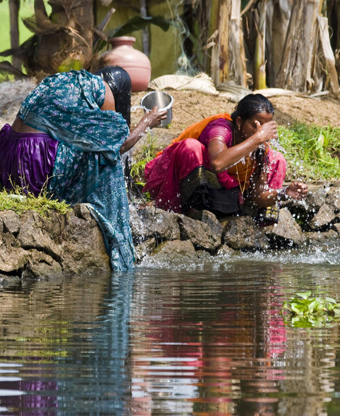 成年人,头发,两个人,家庭,竖图,室外,白天,水,印度,湿,波纹,反射,拿着,洗脸,温暖,温馨,一家人,摄影,潮湿,和睦,卫生,毛发,印度文化,喀拉拉邦,湿润,死水,洗涤,半身,彩图,融洽,例行公事