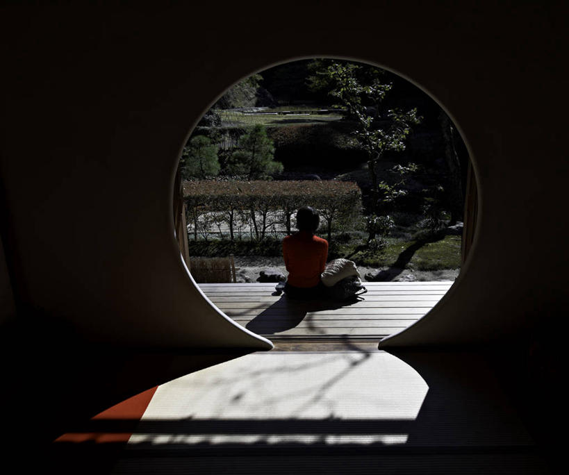 东方人,成年人,一个人,坐,横图,室内,白天,窗户,建筑,日光,日本,亚洲,仅一个女性,阴影,日本文化,圆形,黄种人,树,背面,思考,日本人,放松,摄影,宗教,镰仓,亚洲人,彩图