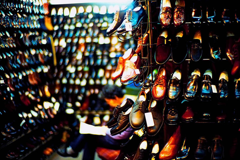 成年人,一个人,坐,横图,室内,侧面,消费,鞋子,日本,仅一个男性,一排,丰富,整齐,光线,支架,光芒,二郎腿,注视,休闲装,排列,观察,看,零售,读书,摄影,多样,观看,察看,队列,关注,选择,鞋店,神户,彩图