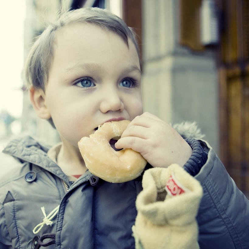 西方人,儿童,脸,头,脸颊,一个人,吃,方图,室外,特写,白天,纯洁,西班牙,欧洲,巴塞罗那,欧洲人,仅一个男性,仅一个人,拿着,休闲装,饮食,肩膀,小孩,仅一个小孩,可爱,童年,童趣,摄影,清新,童真,烂漫,无邪,多纳圈,写实,茄克,天真,男孩,男人,男性,白种人,孩子,头部,脸部,脸蛋,面部,彩图,男生