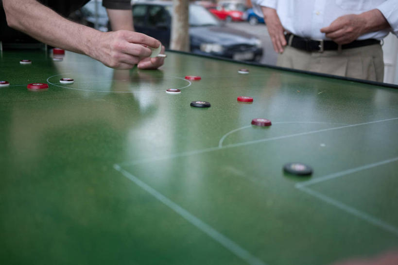 成年人,手,两个人,站,横图,室内,白天,团队,西班牙,巴塞罗那,反射,拿着,人体,摄影,部分,策略,足球运动,彩图