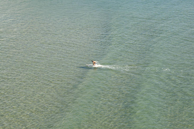 冲浪,成年人,一个人,横图,俯视,室外,白天,度假,海浪,海洋,水,西班牙,仅一个男性,朦胧,模糊,冲浪板,自然,波浪,夏天,平衡,摄影,海景,冒险,休闲活动,彩图,高角度拍摄,独处