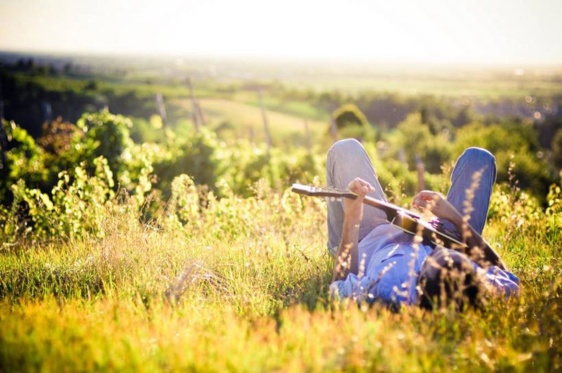 西方人,成年人,一个人,躺,横图,室外,白天,山,意大利,欧洲,欧洲人,仅一个男性,仅一个人,曼陀林,音乐,拿着,休闲装,草,仅一个年轻男性,自然,夏天,放松,摄影,布雷西亚,男人,男性,年轻男性,白种人,年轻人,休闲活动,仰卧,彩图