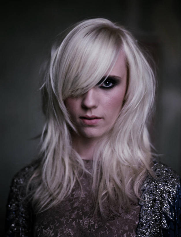 成年人,脸,头,脸颊,头发,一个人,竖图,特写,正面,仅一个年轻女性,仅一个女性,仅一个人,黑色背景,肩膀,思考,金色,个性,摄影,肖像,年轻女性,女人,女性,年轻人,头部,脸部,脸蛋,面部,彩图,影棚拍摄,美人,态度