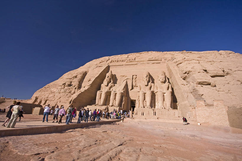 横图,室外,白天,建筑,埃及,行人,游客,游人,朦胧,模糊,许多人,历史,路人,旅客,废墟,一群人,摄影,宗教,考古学,创造力,中东,万里无云,埃及文化,古代文明,拉美西斯二世大神殿,过客,彩图,传统文化