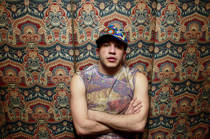 成年人,脸,头,脸颊,一个人,双手交叉,横图,室内,正面,衬衫,时尚,信心,美国,仅一个男性,仅一个人,肩膀,仅一个年轻男性,鸭舌帽,个性,摄影,双手抱胸,肖像,式样,美术工艺,男人,男性,年轻男性,年轻人,头部,脸部,脸蛋,面部,设计,彩图,扎染,态度