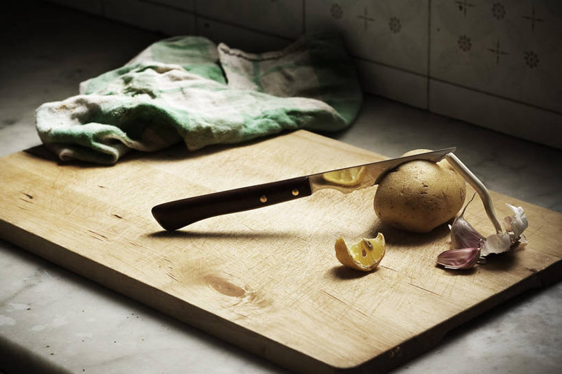 无人,横图,室内,特写,厨房,西班牙,巴塞罗那,准备,生食,案板,饮食,餐巾,摄影,清新,加泰隆尼亚,餐刀,健康食物,大蒜,彩图