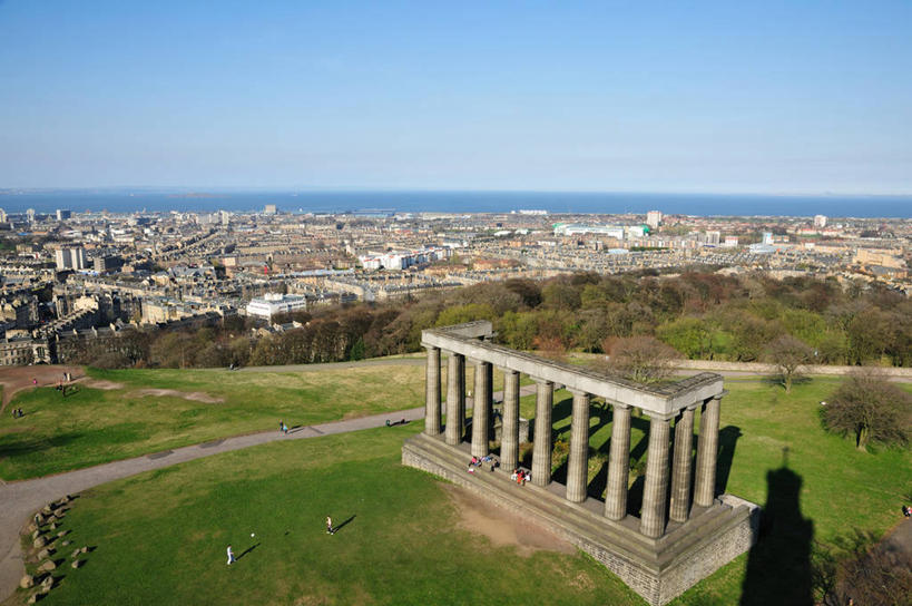 横图,俯视,室外,白天,旅游,建筑,英国,阴影,水平线,首都,历史,草,树,地标建筑,摄影,万里无云,爱丁堡,卡尔顿山,彩图,高角度拍摄,过去