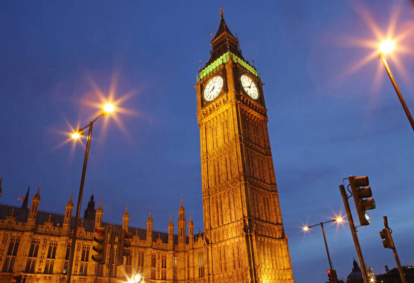 无人,横图,室外,夜晚,仰视,城市,建筑,路灯,英国,尖顶,首都,历史,钟塔,地标建筑,摄影,照亮,政府大楼,政府,威斯敏斯特市,英国文化,万里无云,议会大楼,彩图,低角度拍摄