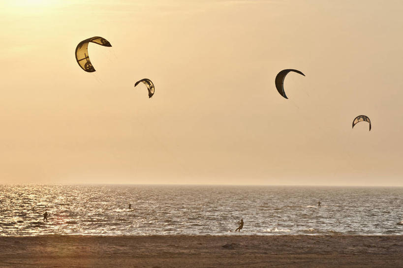 横图,室外,海洋,西班牙,沙子,水平线,天空,自然,黄昏,风筝,摄影,宁静,安达路西亚,冲浪风筝,技能,冒险,海滩,休闲活动,彩图