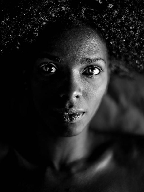 成年人,一个人,竖图,黑白,特写,正面,信心,西班牙,仅一个年轻女性,仅一个女性,仅一个人,黑色背景,首都,马德里,个性,凝视,摄影,肖像,年轻女性,女人,女性,非洲人,年轻人,影棚拍摄
