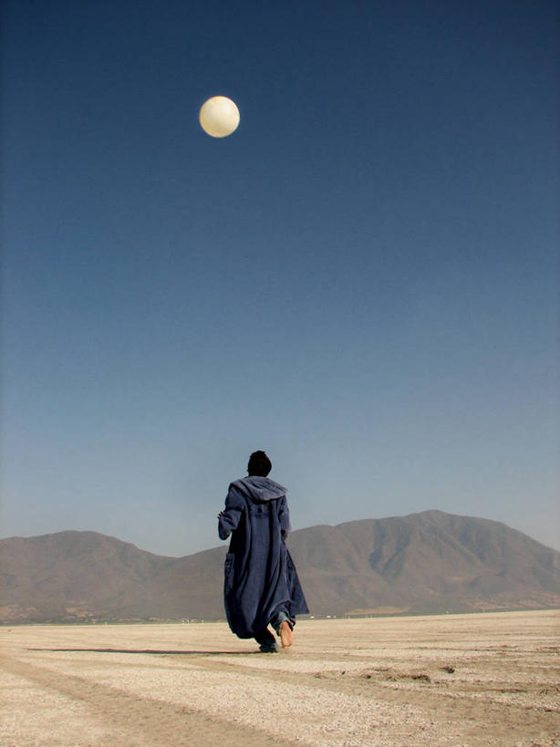 成年人,一个人,跑,竖图,室外,白天,探险,自由,沙漠,山,墨西哥,仅一个男性,地形,月亮,满月,休闲装,背面,天空,自然,摄影,拉丁美洲,万里无云,哈利斯科州,彩图