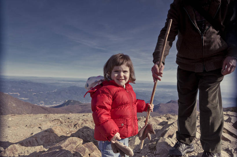 西方人,婴儿,儿童,成年人,老年人,两个人,祖父,站,微笑,横图,室外,白天,正面,毛衣,旅游,度假,快乐,探险,幸福,纯洁,山,日光,西班牙,欧洲,巴塞罗那,欧洲人,行人,游客,游人,连接,阴影,拿着,娱乐,路人,旅客,小孩,天空,享受,休闲,放松,可爱,童年,摄影,活泼,宝宝,肖像,纯真,烂漫,无邪,过客,伶俐,冒险,天真,老年男性,男人,男性,女性,白种人,孩子,孙女,岩石,半身,彩图