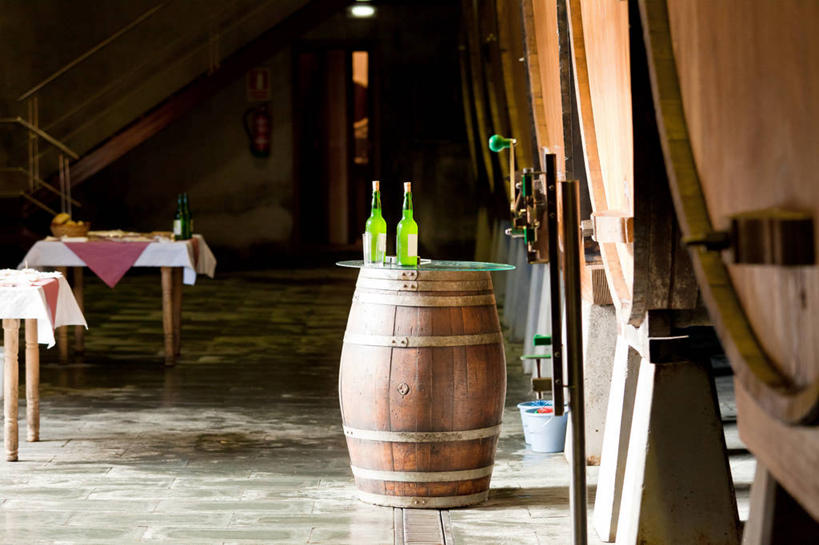 无人,横图,室内,白天,桌子,西班牙,一排,整齐,木制,圆形,鼓,饮食,饮料,排列,瓶子,摄影,宁静,队列,阿斯图里亚斯,苹果酒,彩图