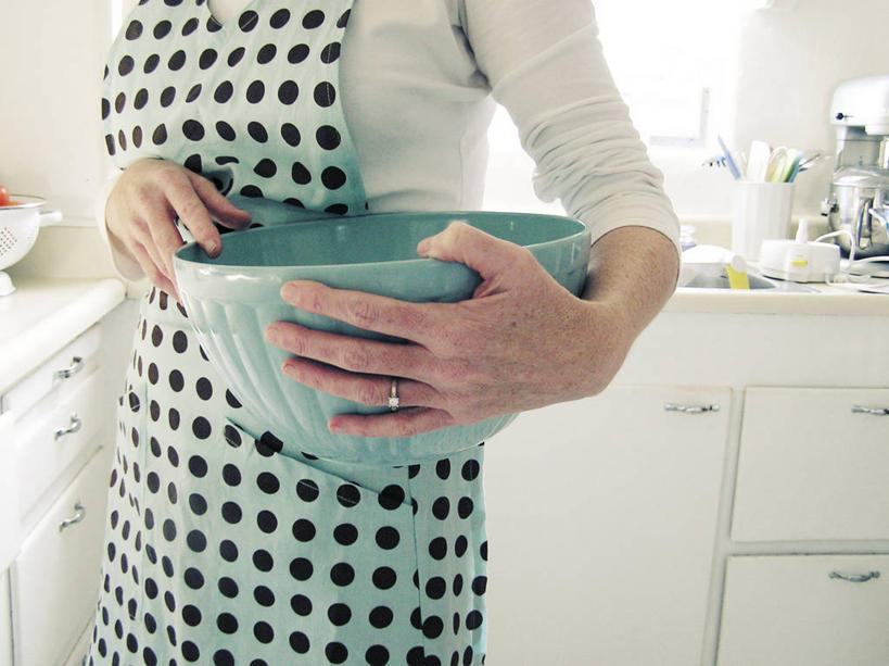 成年人,中年人,老年人,一个人,家庭,横图,室内,特写,白天,厨房,美国,仅一个女性,仅一个人,准备,围裙,拿着,休闲装,饮食,碗,仅一个中年女性,温暖,温馨,一家人,摄影,生活方式,和睦,老年女性,女人,女性,中年女性,烹调,彩图,灶间,融洽,例行公事,商用厨房